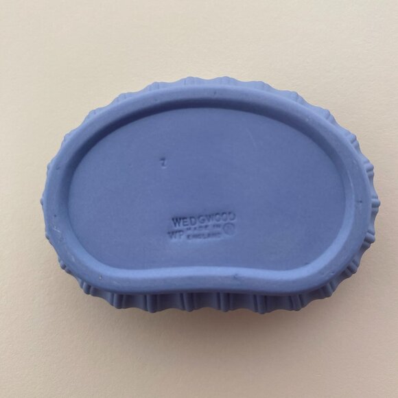 Wedgwood Blue Jasperware Kidney-Shaped Small Trinket Box with White Motif - Picture 10 of 10